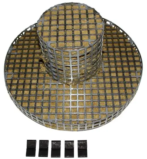 Brennkammer-Abgasschalldämpfer von Wolf, bestehend aus einem gestuften Gitteraufbau mit mineralischem Füllmaterial und Metallrahmen für die Montage in Heizsystemen.